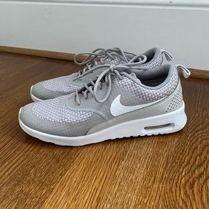 Nike Women's Light Gray Sneakers